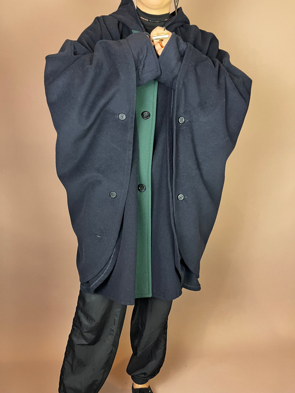 Dramatisches Wollcape mit Kapuze in Dunkelblau und Tannengrün Gr. 46
