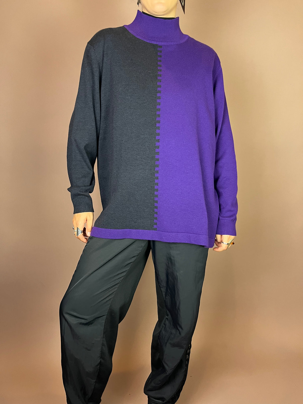 Zweifarbiger Rollkragenpullover in Lila und Schwarz Gr. 40