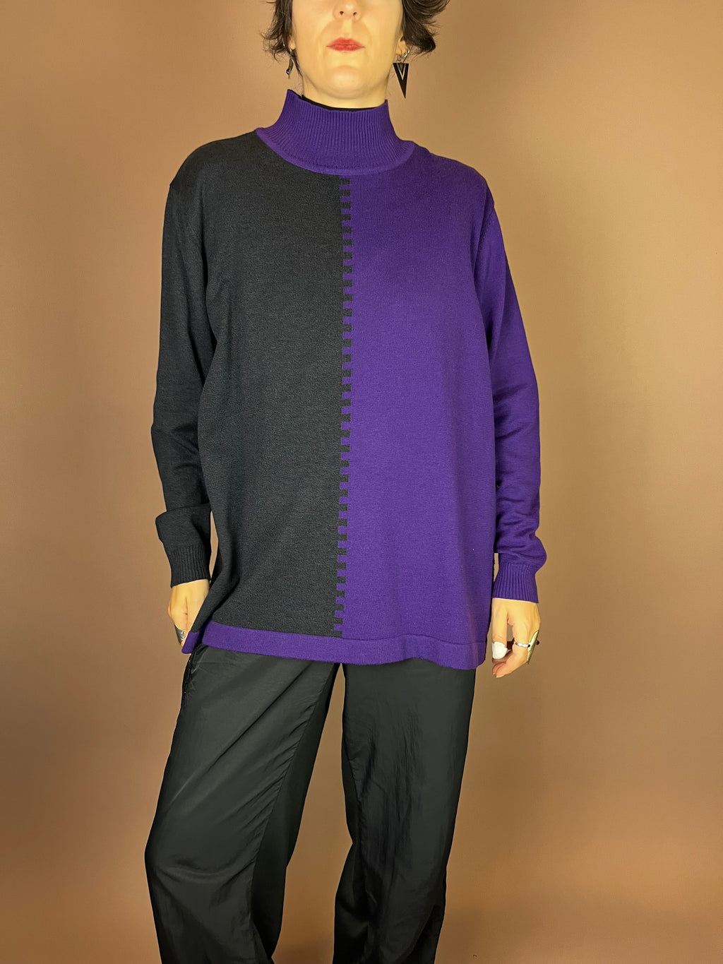 Zweifarbiger Rollkragenpullover in Lila und Schwarz Gr. 40