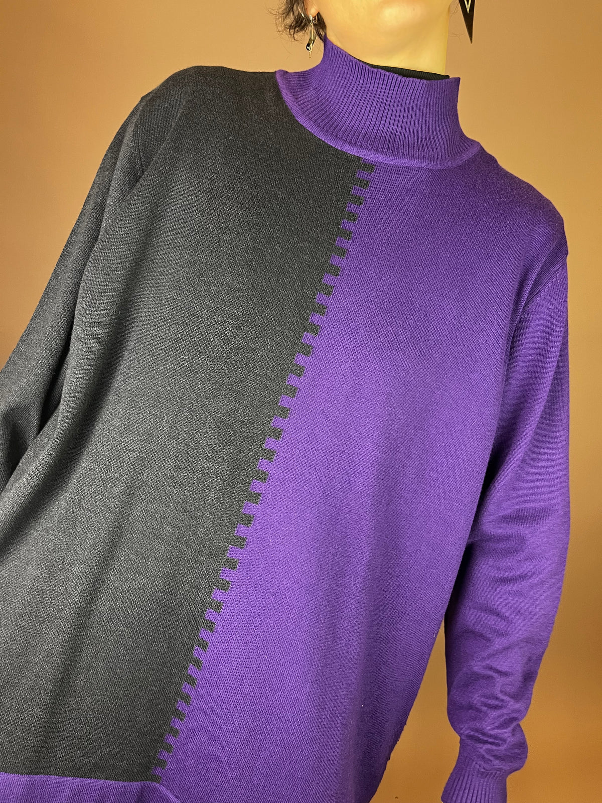 Zweifarbiger Rollkragenpullover in Lila und Schwarz Gr. 40