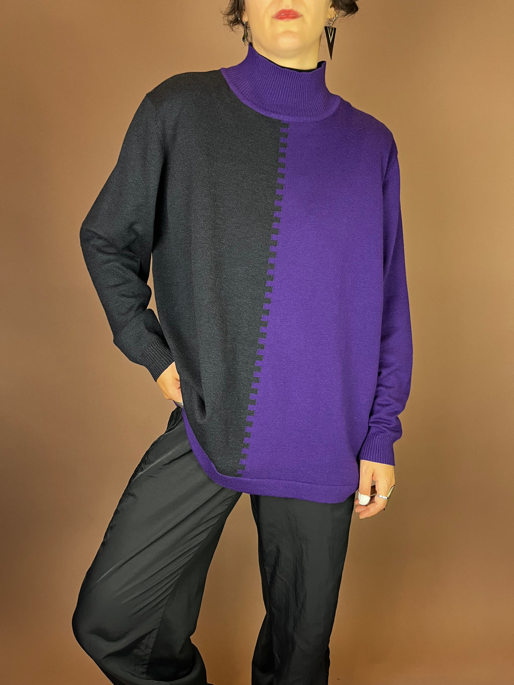 Zweifarbiger Rollkragenpullover in Lila und Schwarz Gr. 40