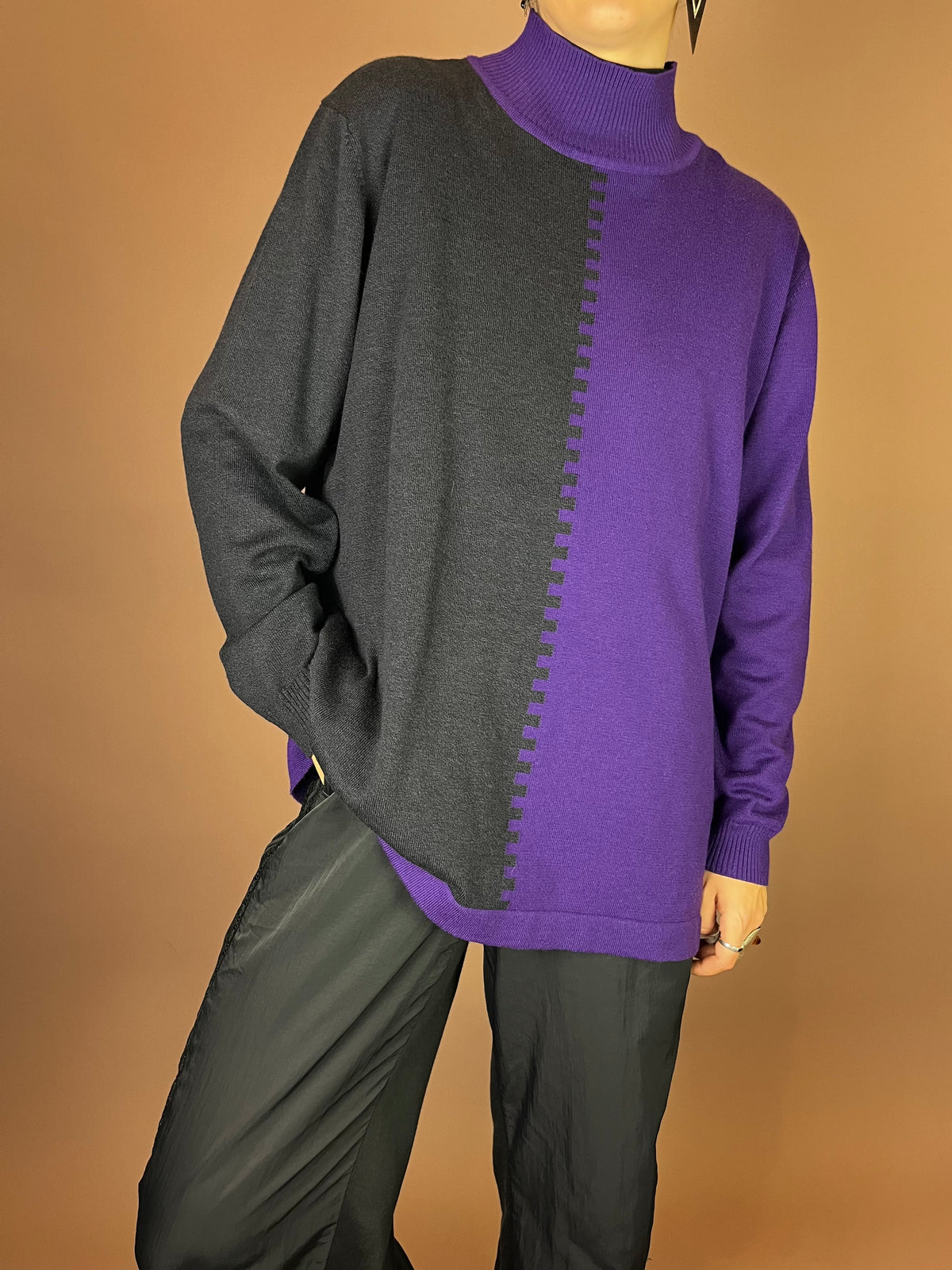 Zweifarbiger Rollkragenpullover in Lila und Schwarz Gr. 40
