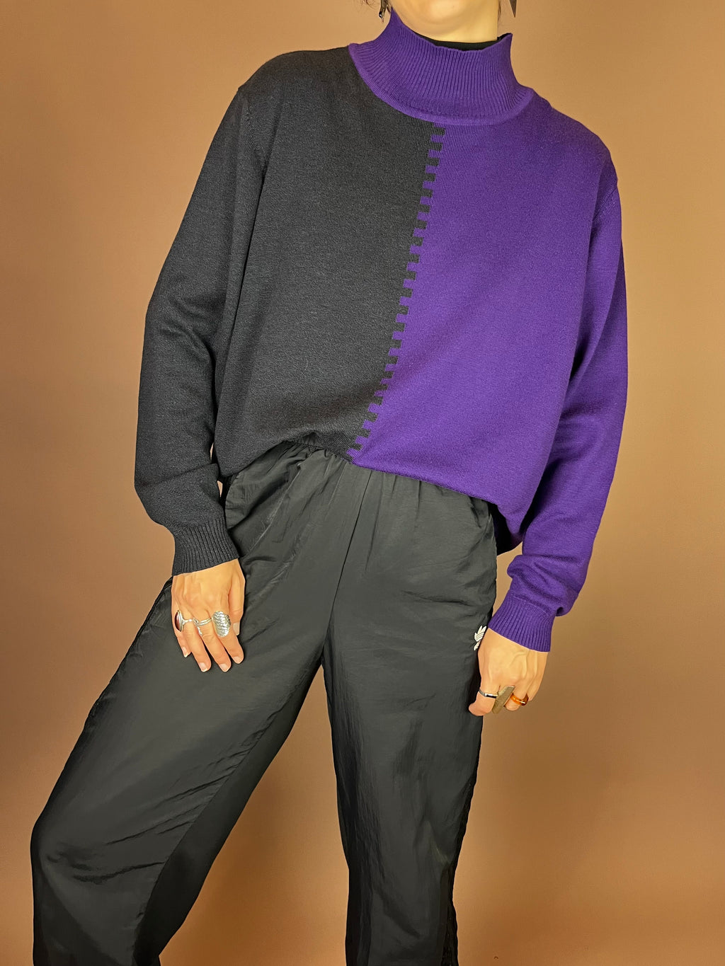 Zweifarbiger Rollkragenpullover in Lila und Schwarz Gr. 40