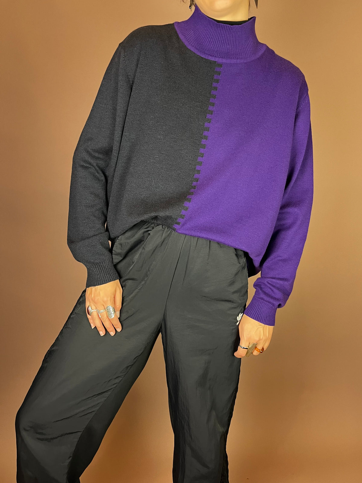 Zweifarbiger Rollkragenpullover in Lila und Schwarz Gr. 40