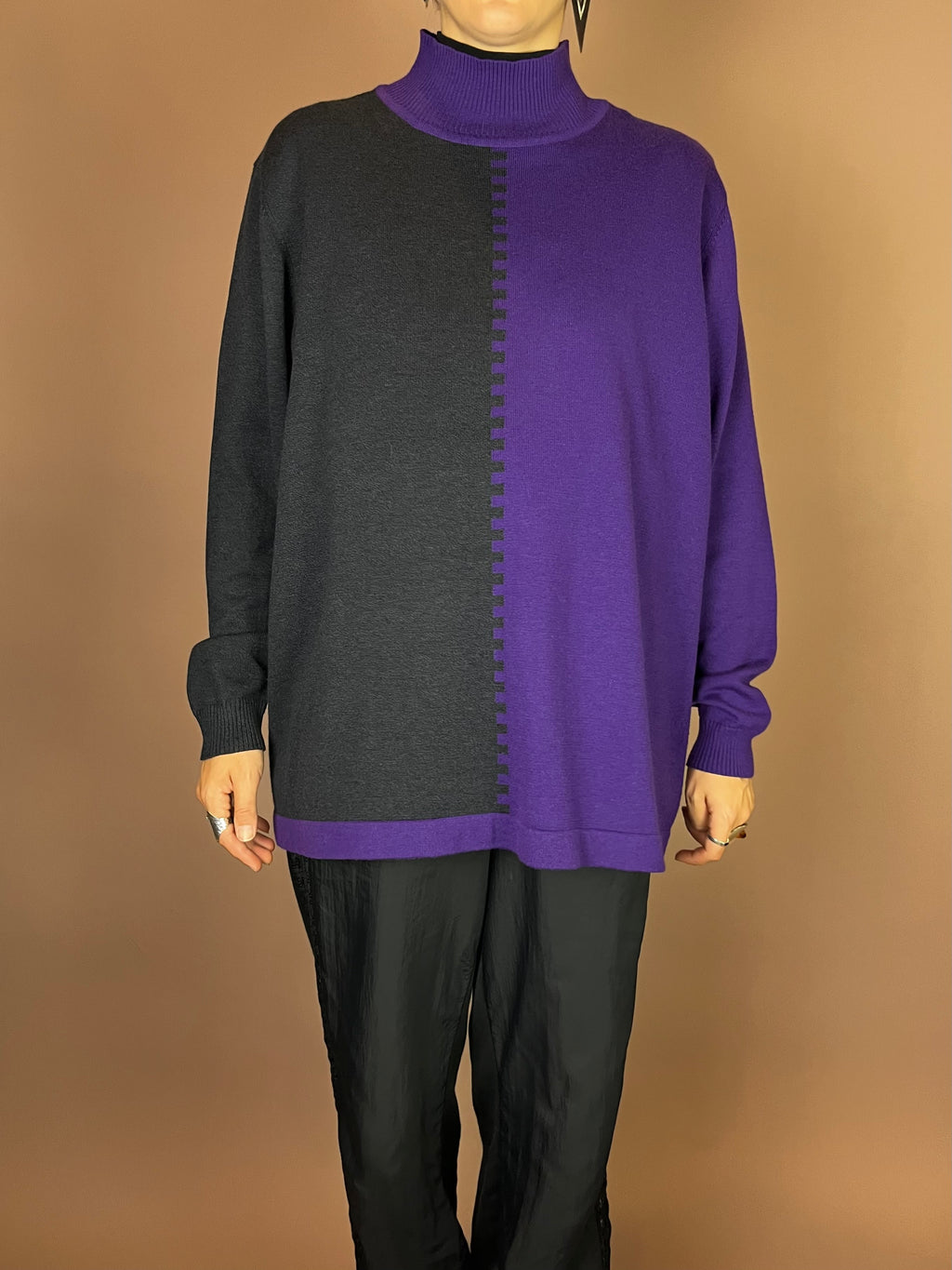 Zweifarbiger Rollkragenpullover in Lila und Schwarz Gr. 40
