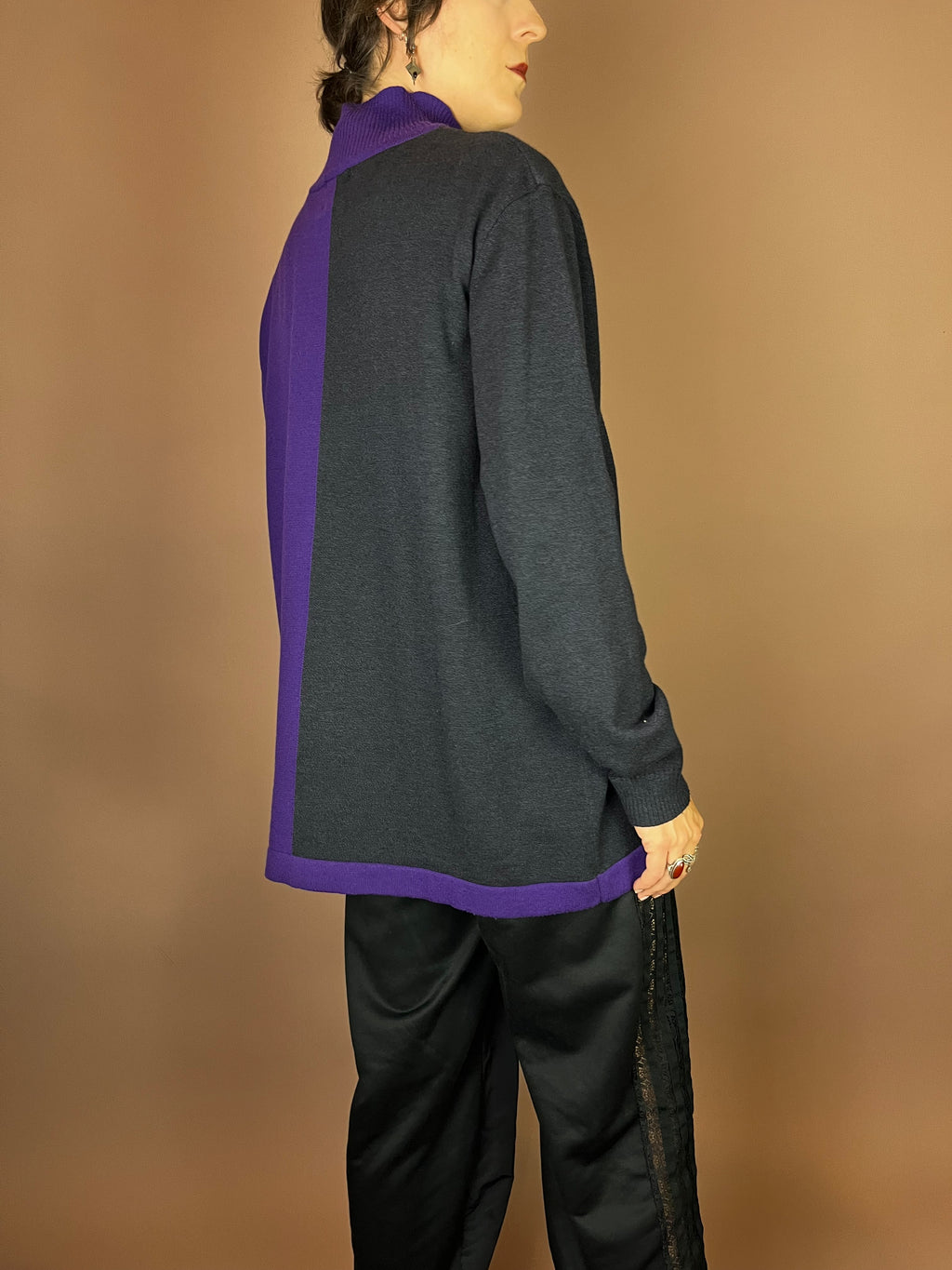 Zweifarbiger Rollkragenpullover in Lila und Schwarz Gr. 40
