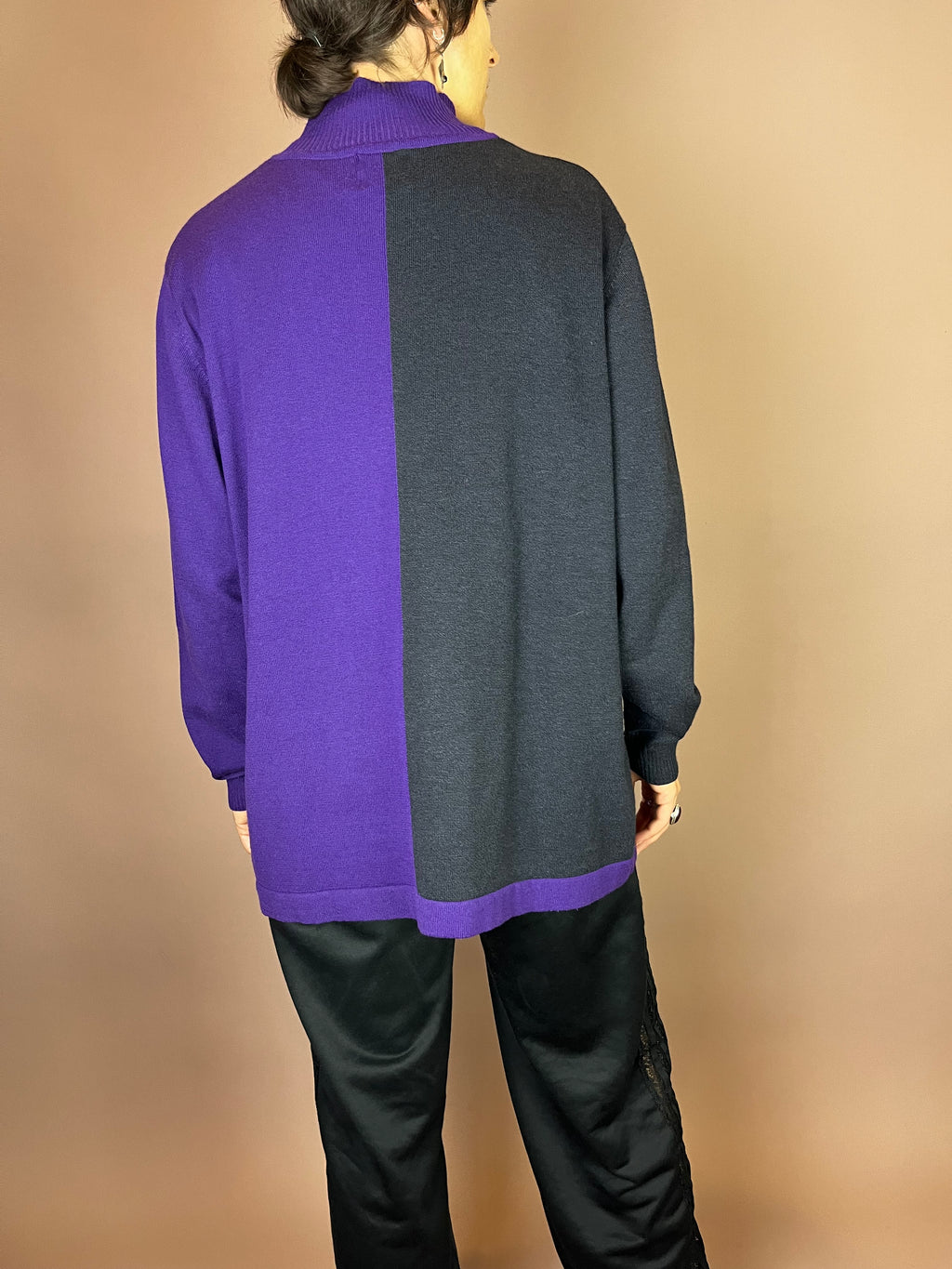 Zweifarbiger Rollkragenpullover in Lila und Schwarz Gr. 40