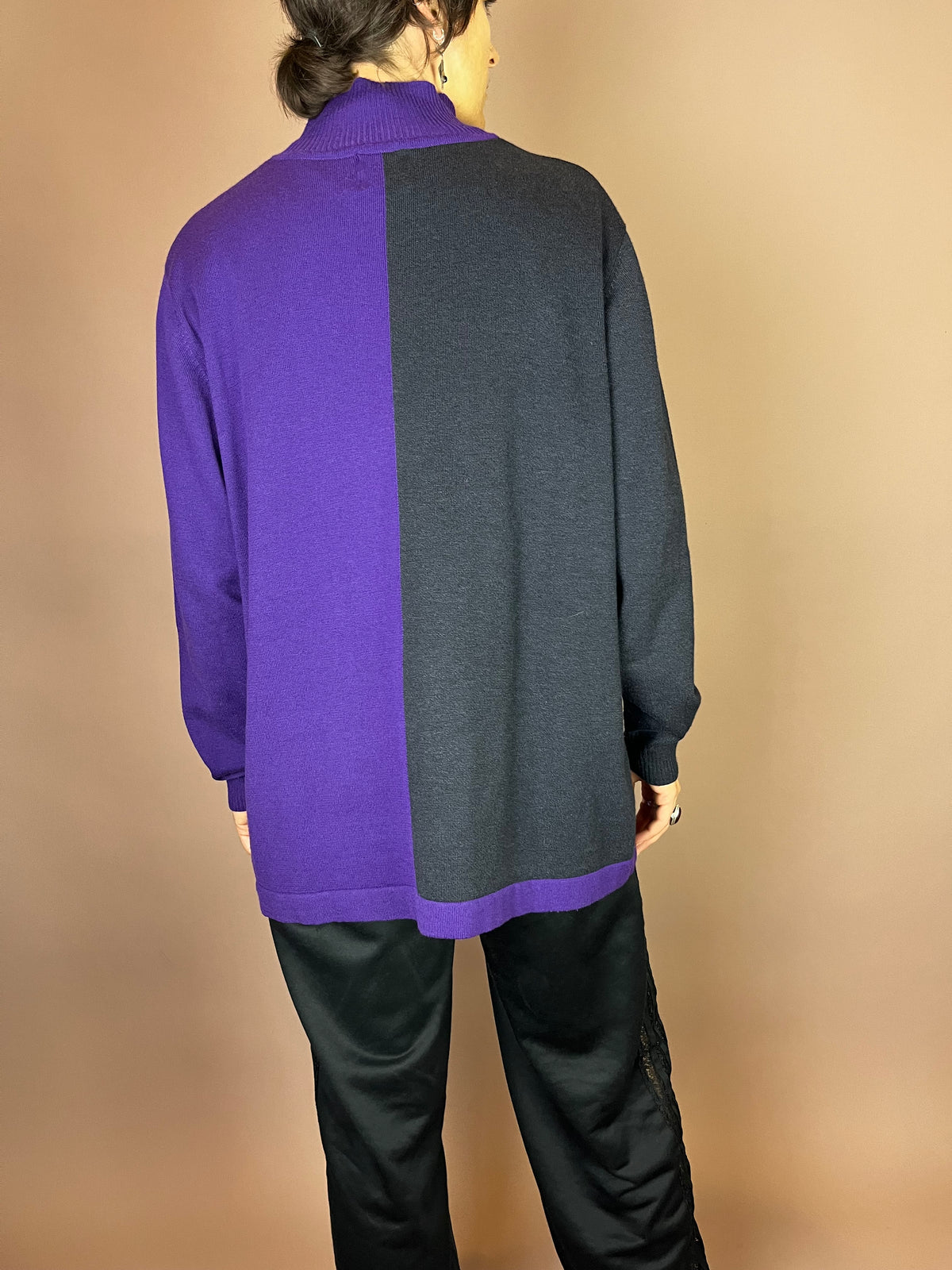 Zweifarbiger Rollkragenpullover in Lila und Schwarz Gr. 40
