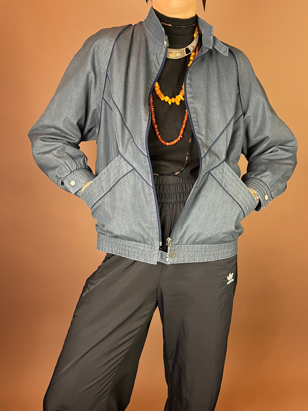 Taubenblaue 80er Blousonjacke mit grafischen Streifen Gr. 36