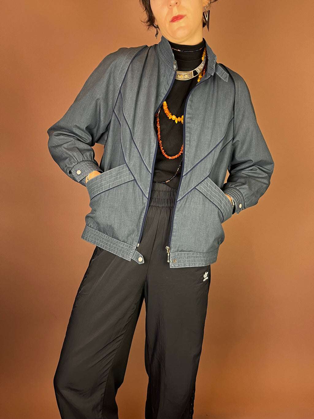 Taubenblaue 80er Blousonjacke mit grafischen Streifen Gr. 36