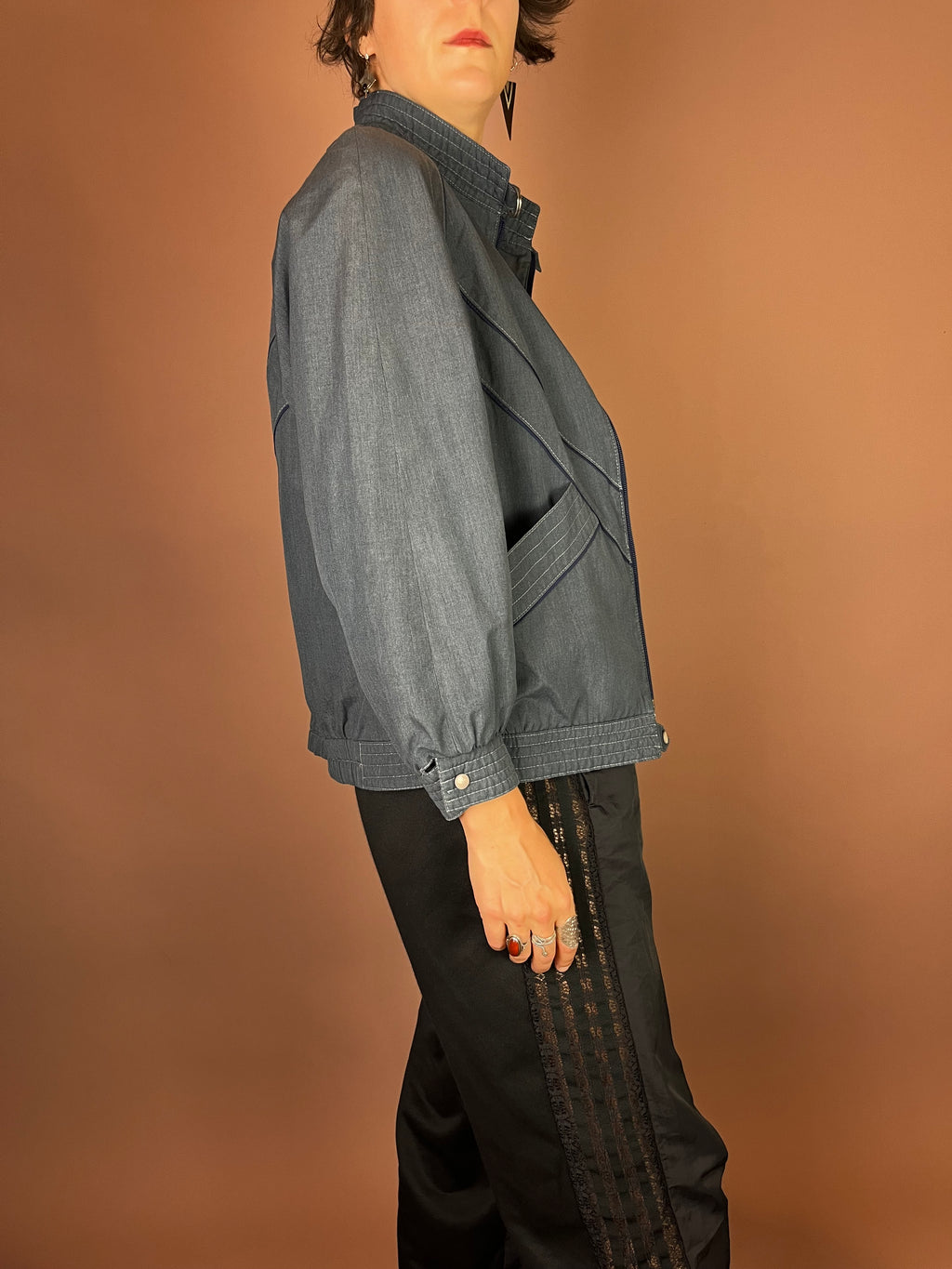 Taubenblaue 80er Blousonjacke mit grafischen Streifen Gr. 36