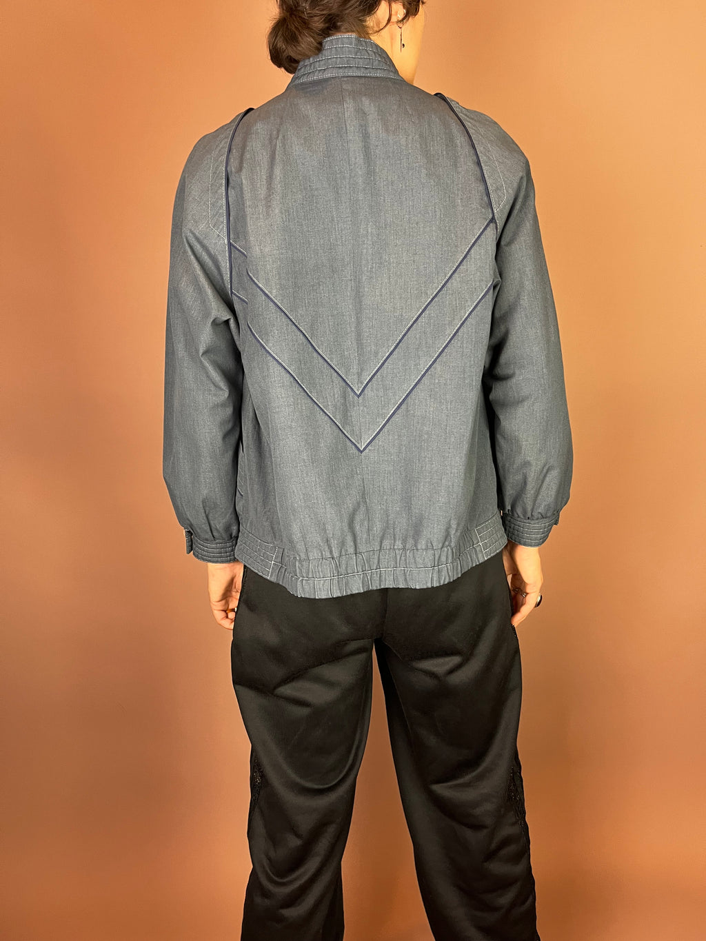 Taubenblaue 80er Blousonjacke mit grafischen Streifen Gr. 36