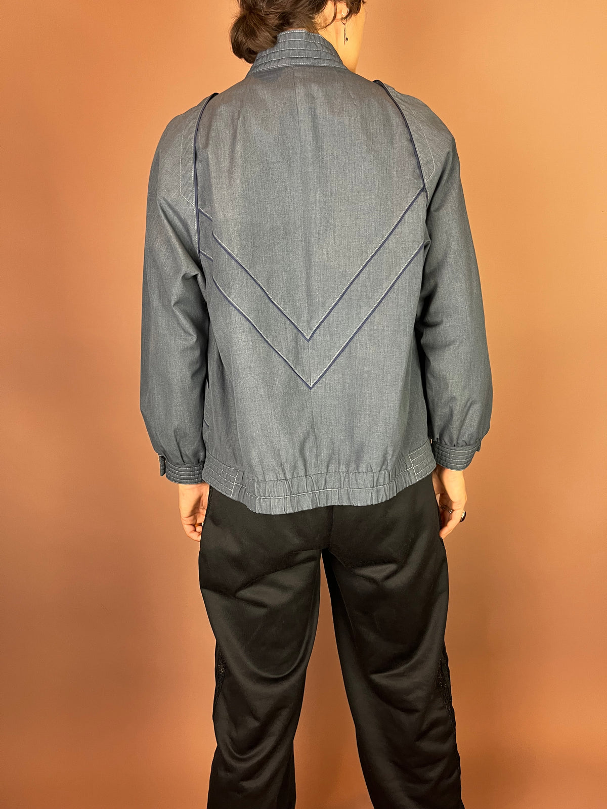 Taubenblaue 80er Blousonjacke mit grafischen Streifen Gr. 36