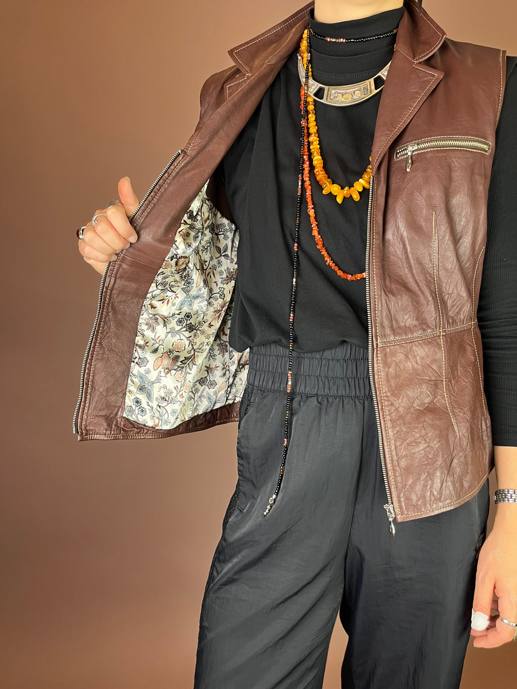 Braune Lederweste mit Blumenfutter im Y2K Stil Gr. 38