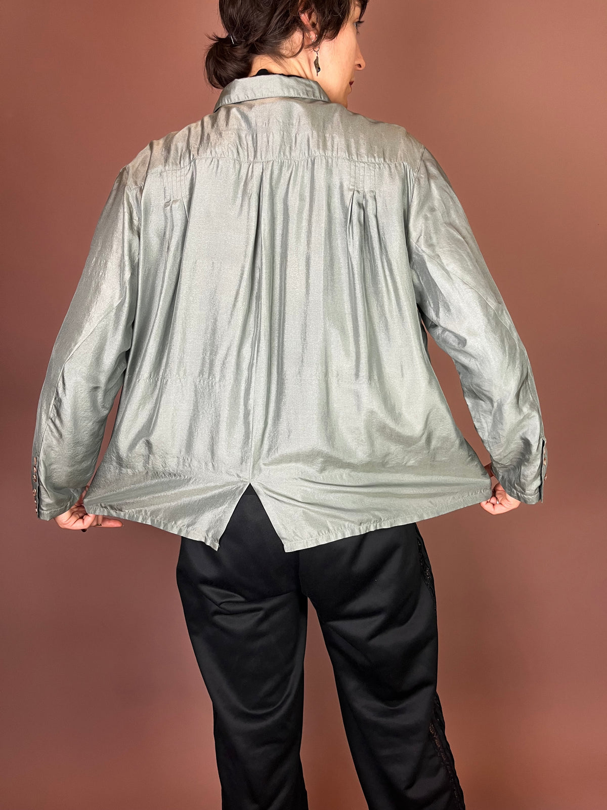 Schimmernde Seidenbluse in Salbeigrün mit Raffung Gr. 40