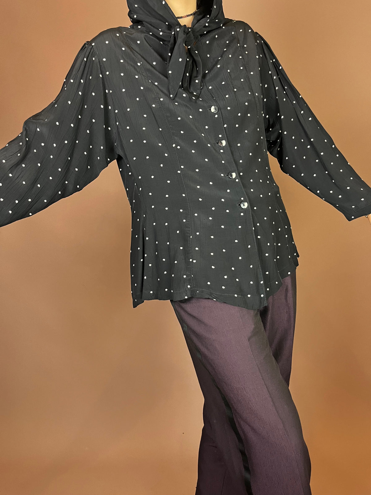 Bluse Schwarz Punkte Weiß Kapuze Gr. 40