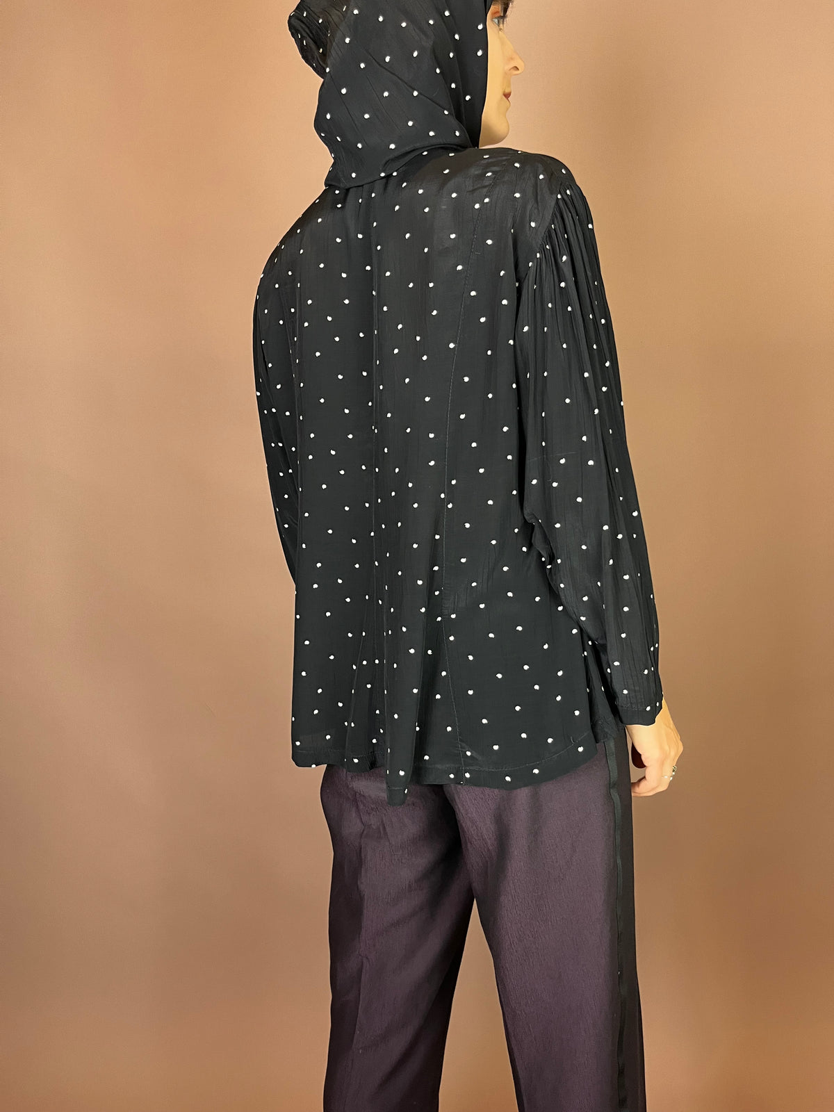 Bluse Schwarz Punkte Weiß Kapuze Gr. 40