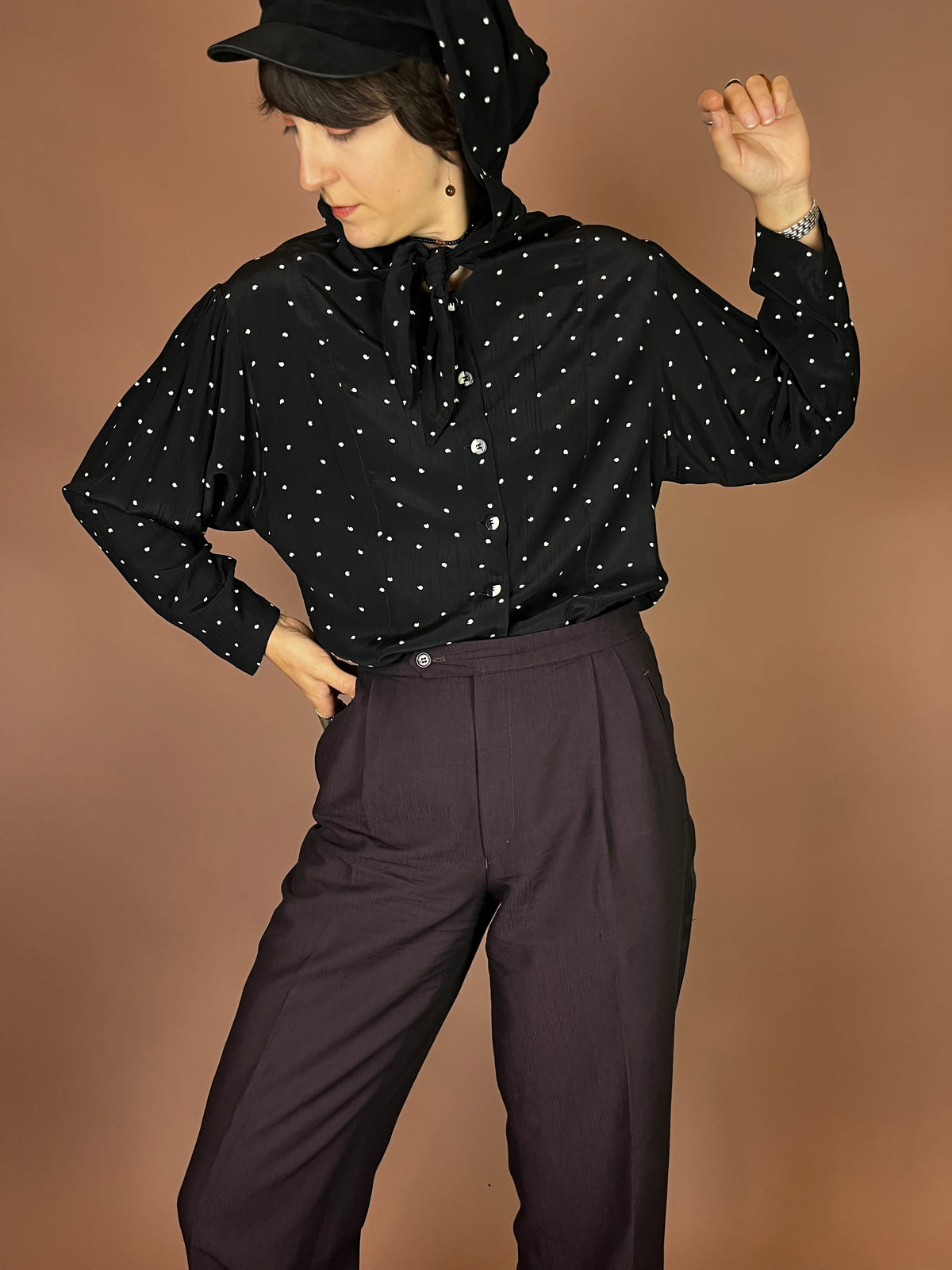 Bluse Schwarz Punkte Weiß Kapuze Gr. 40